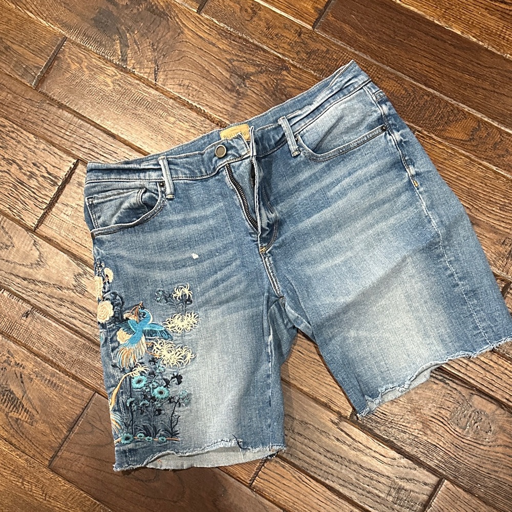 DRIFTWOOD Blue Embroidered birds of paradise Bermuda Jean Shorts - Picture 2 of 6